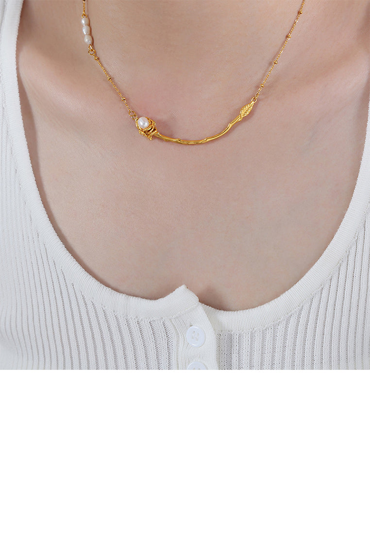 Fashion and Temperament Plated Gold 316L Stainless Steel Flower Imitation Pearl Necklace - Luxurious Look