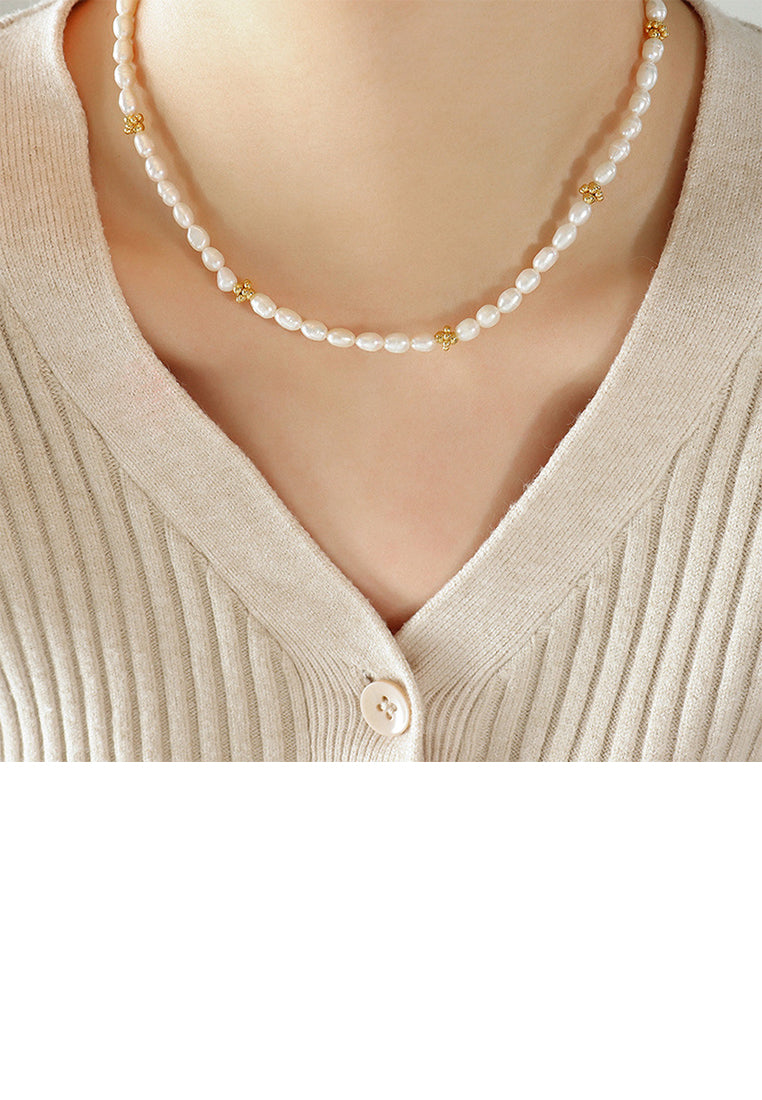 Fashion and Elegant Plated Gold 316L Stainless Steel Small Flower Mosaic Imitation Pearl Beaded Necklace - Luxurious Look