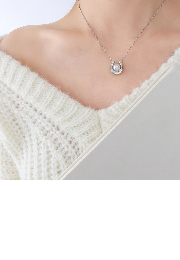 Elegant Temperament 316L Stainless Steel U Shaped Geometric Pendant with Imitation Pearls and Necklace