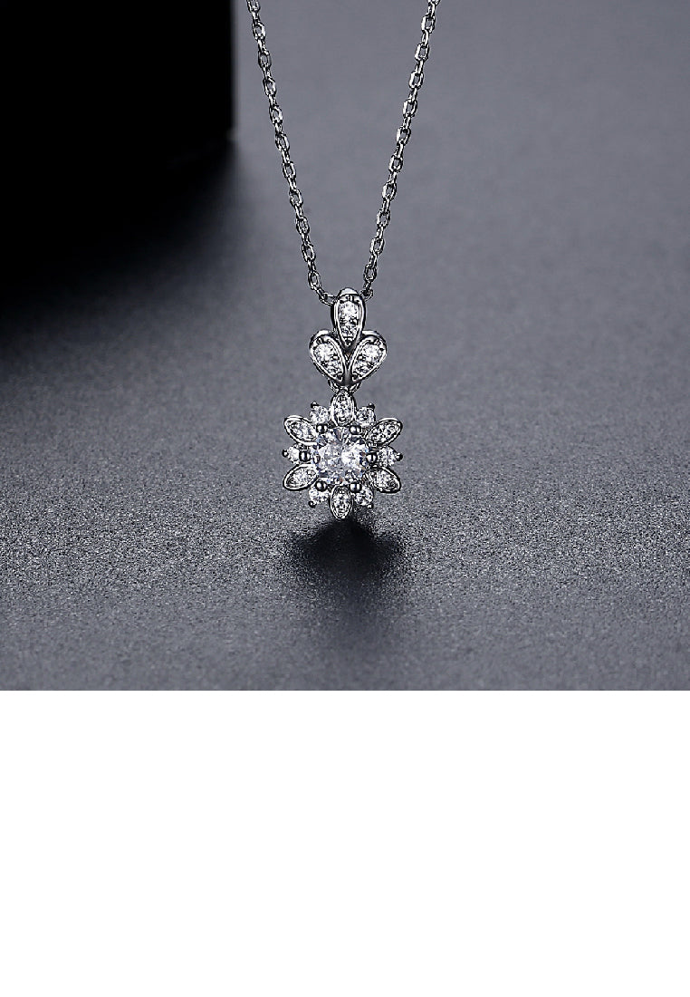 Fashion Elegant Flower Pendant with Cubic Zirconia and Necklace - Luxurious Look