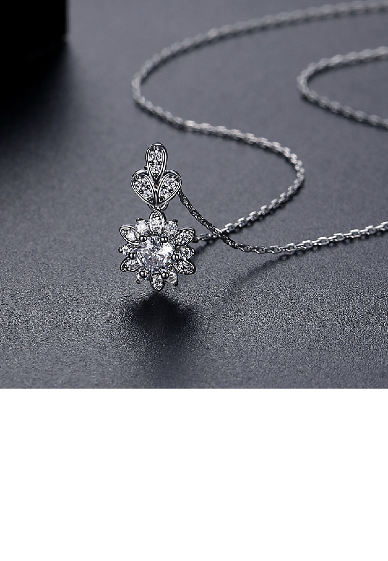 Fashion Elegant Flower Pendant with Cubic Zirconia and Necklace - Luxurious Look