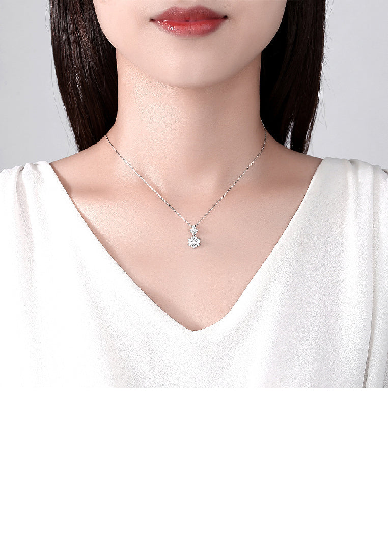 Fashion Elegant Flower Pendant with Cubic Zirconia and Necklace - Luxurious Look