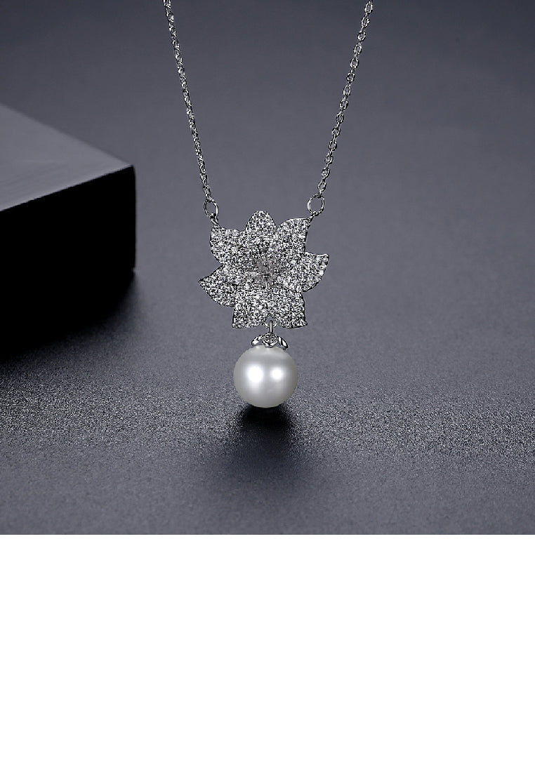Fashion Brilliant Camellia Imitation Pearl Pendant with Cubic Zirconia and Necklace - Luxurious Look