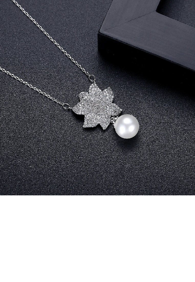 Fashion Brilliant Camellia Imitation Pearl Pendant with Cubic Zirconia and Necklace - Luxurious Look