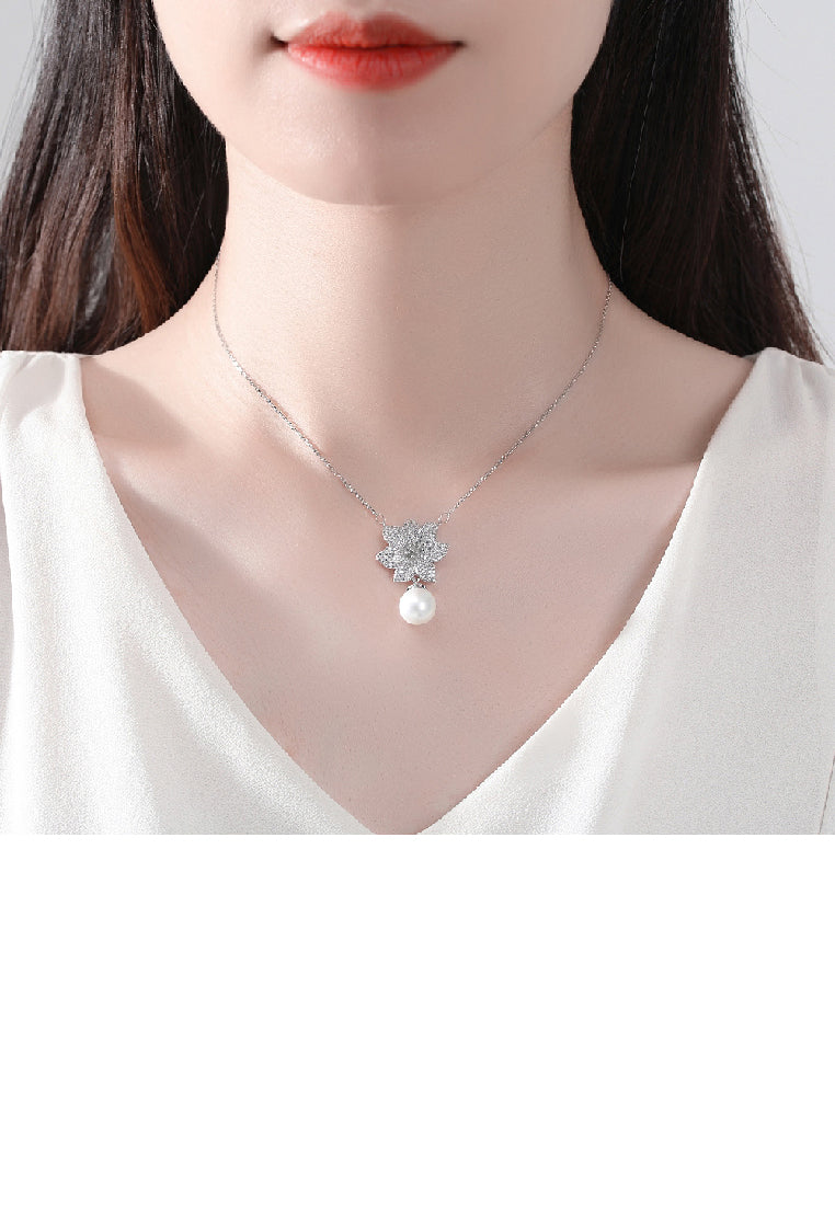 Fashion Brilliant Camellia Imitation Pearl Pendant with Cubic Zirconia and Necklace - Luxurious Look
