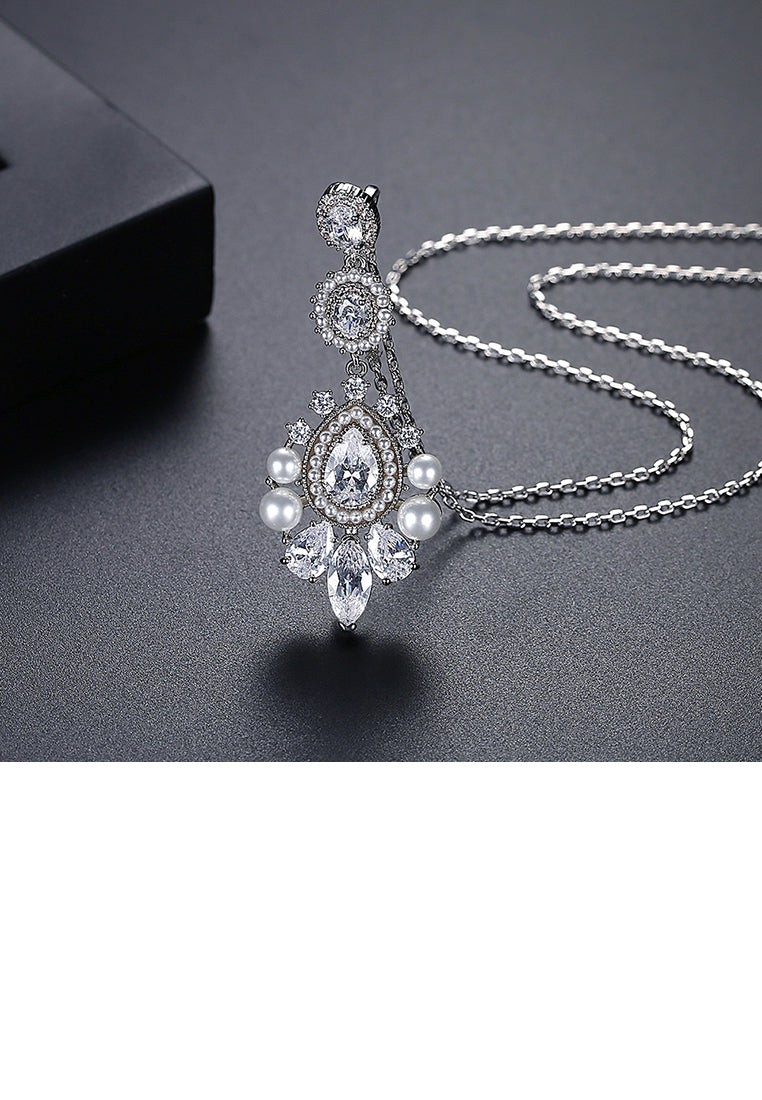 Fashion Vintage Palace Style Geometric Imitation Pearl Pendant with Cubic Zirconia and Necklace - Luxurious Look