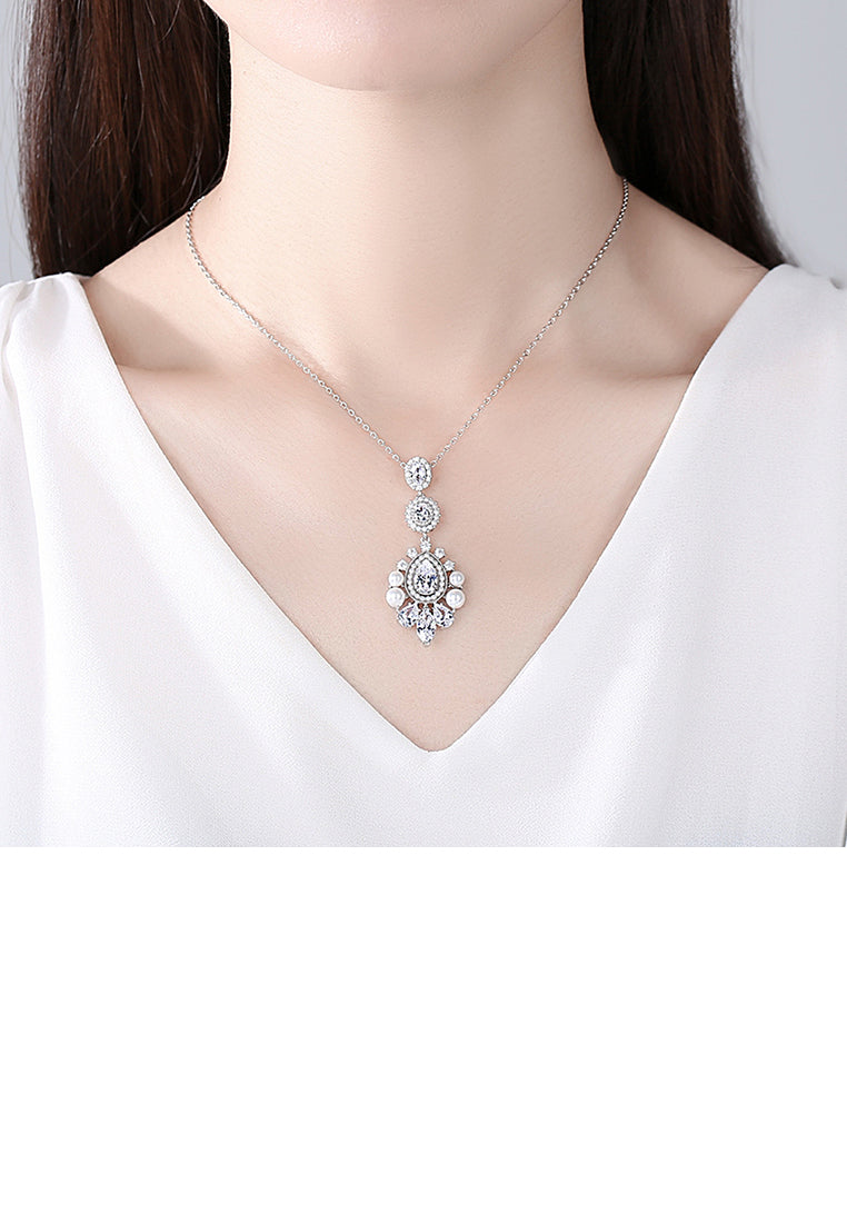 Fashion Vintage Palace Style Geometric Imitation Pearl Pendant with Cubic Zirconia and Necklace - Luxurious Look