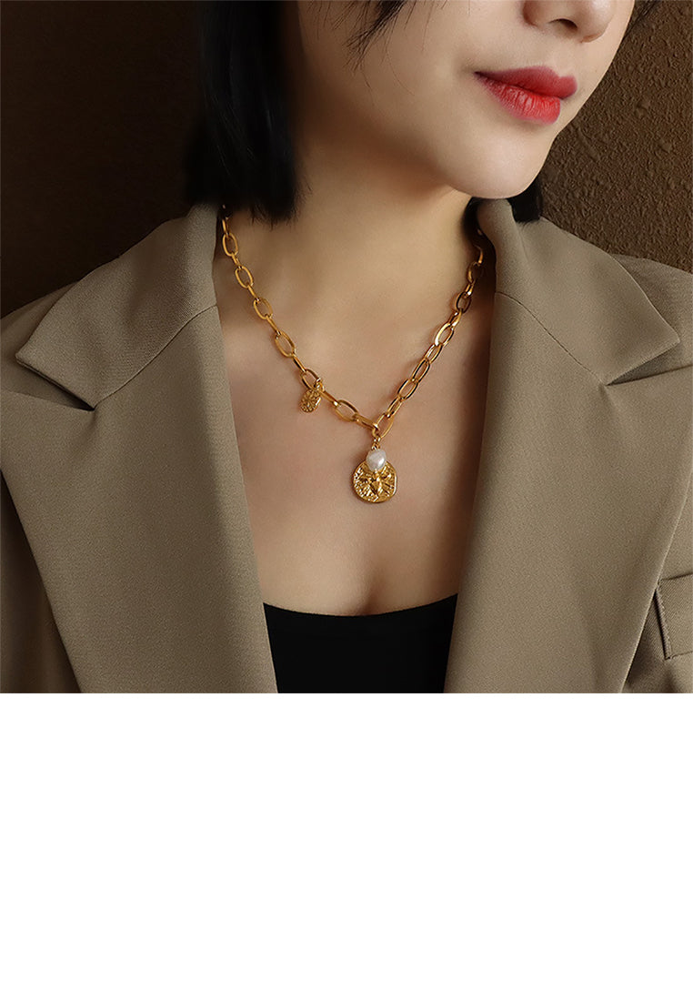 Fashion Simple Plated Gold 316L Stainless Steel Spider Geometric Round Pendant with Imitation Pearl and Necklace - Luxurious Look