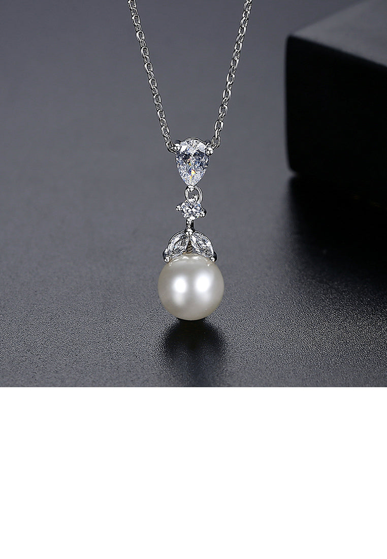 Fashion and Elegant Geometric Imitation Pearl Pendant with Cubic Zirconia and Necklace - Luxurious Look