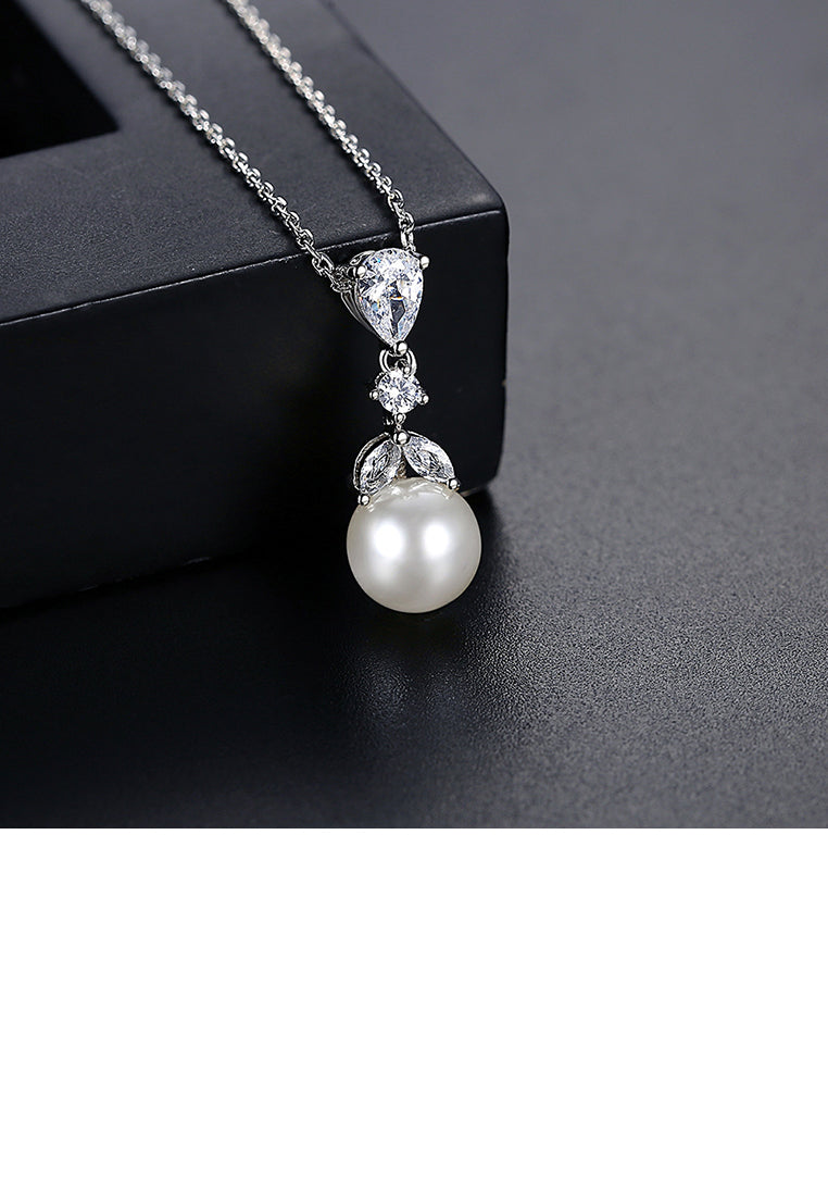 Fashion and Elegant Geometric Imitation Pearl Pendant with Cubic Zirconia and Necklace - Luxurious Look