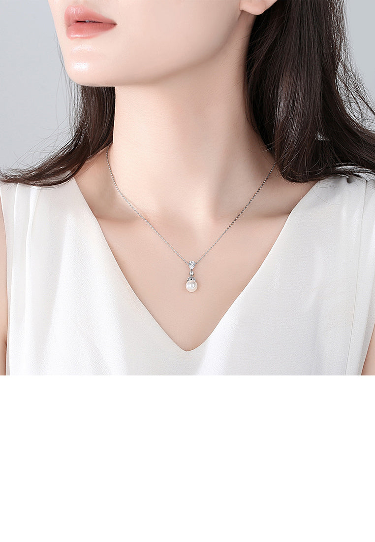 Fashion and Elegant Geometric Imitation Pearl Pendant with Cubic Zirconia and Necklace - Luxurious Look