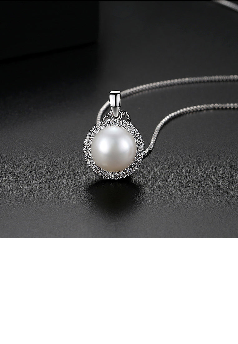 Fashion and Elegant Geometric Round Imitation Pearl Pendant with Cubic Zirconia and Necklace - Luxurious Look