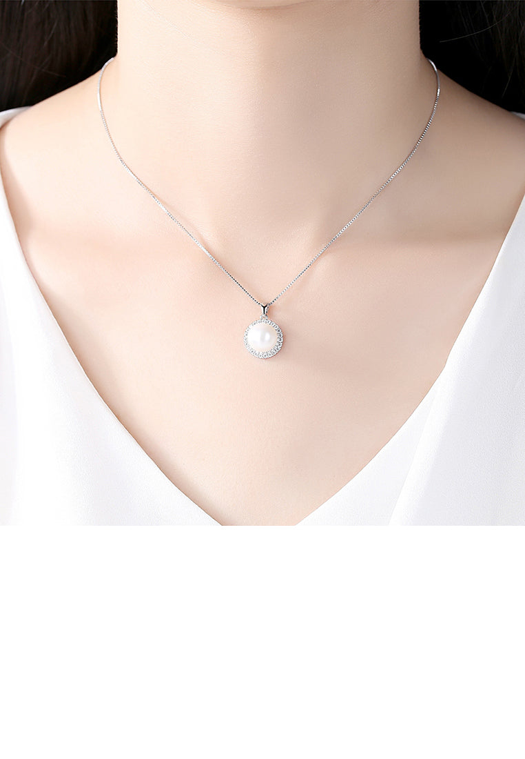 Fashion and Elegant Geometric Round Imitation Pearl Pendant with Cubic Zirconia and Necklace - Luxurious Look