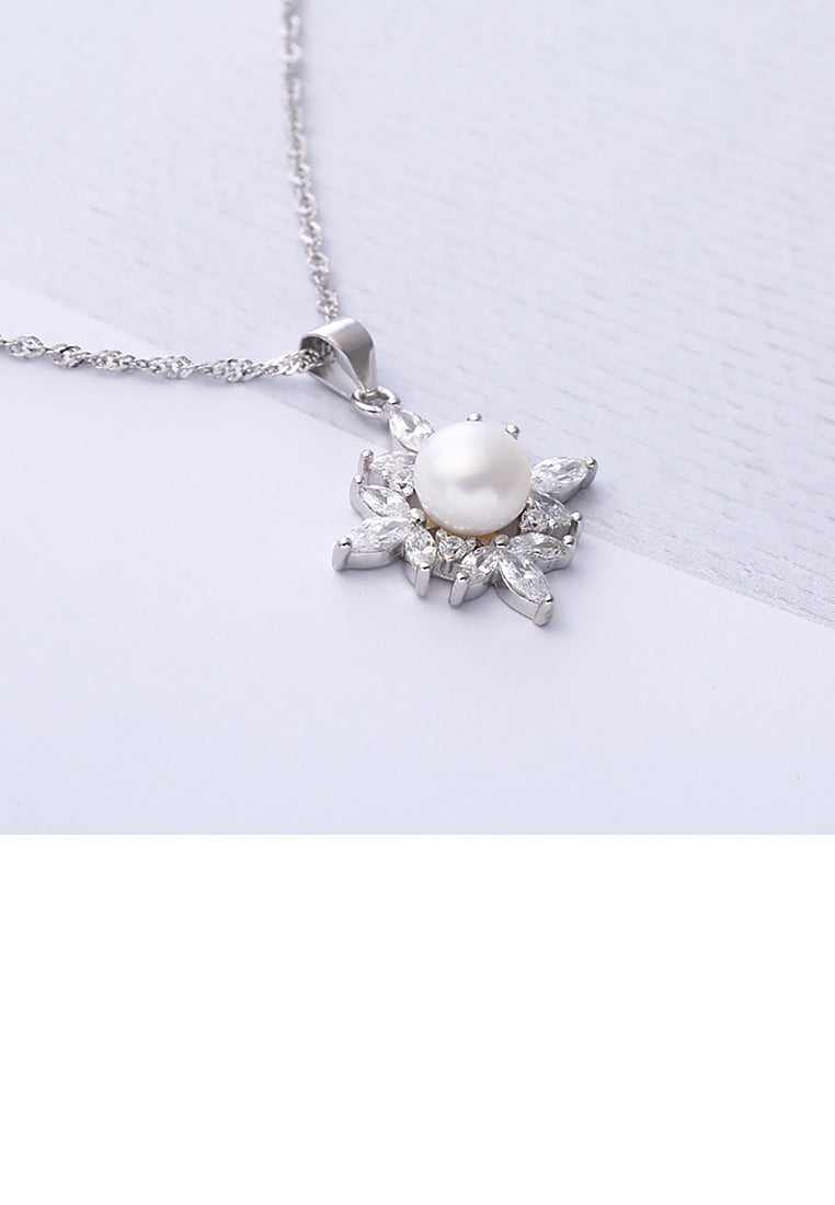 925 Sterling Silver Fashion and Elegant Snowflake Freshwater Pearl Pendant with Cubic Zirconia and Necklace - Luxurious Look