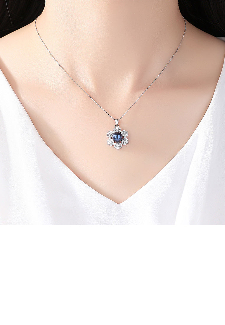 925 Sterling Silver Fashion and Elegant Snowflake Black Freshwater Pearl Pendant with Cubic Zirconia and Necklace - Luxurious Look