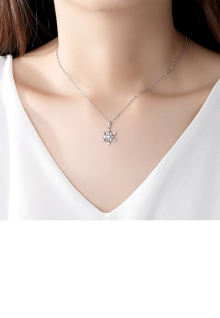 925 Sterling Silver Fashion Simple Snowflake Pendant with Cubic Zirconia and Necklace - Luxurious Look