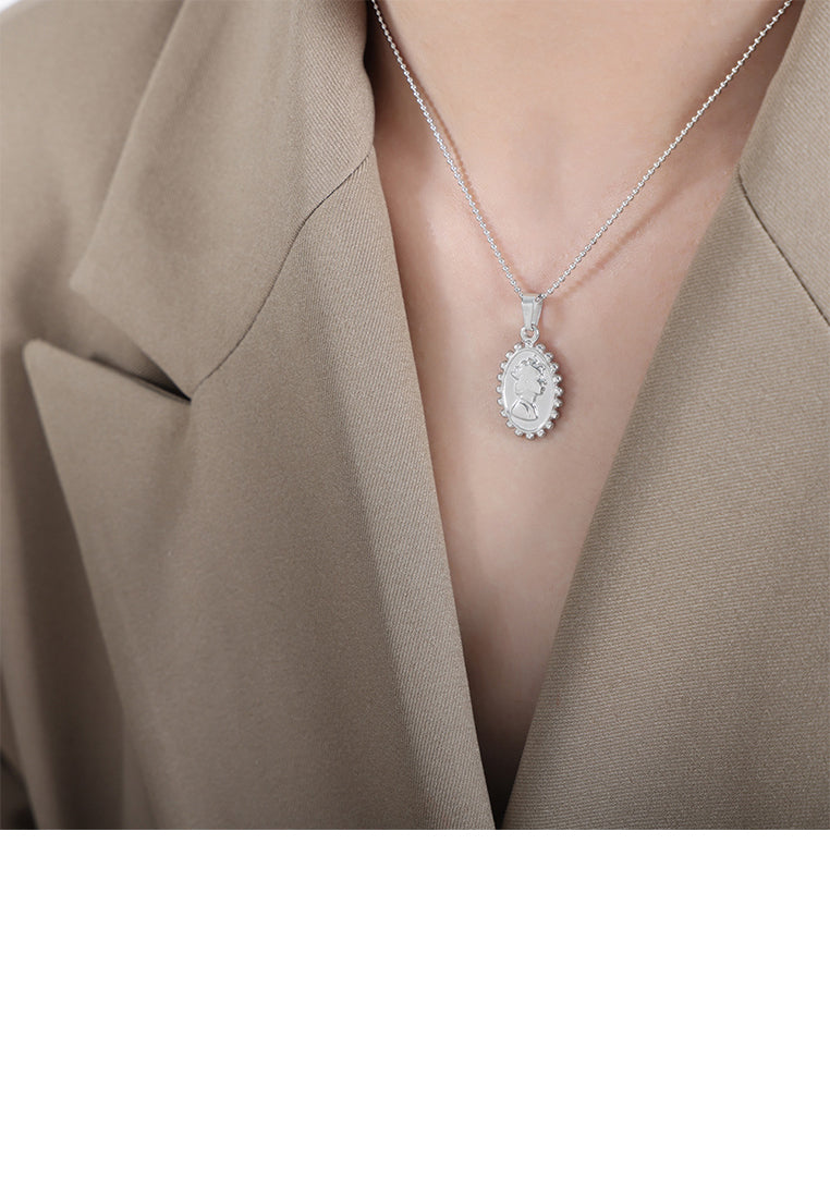 Fashion and Elegant 316L Stainless Steel Queen Geometric Oval Pendant with Necklace