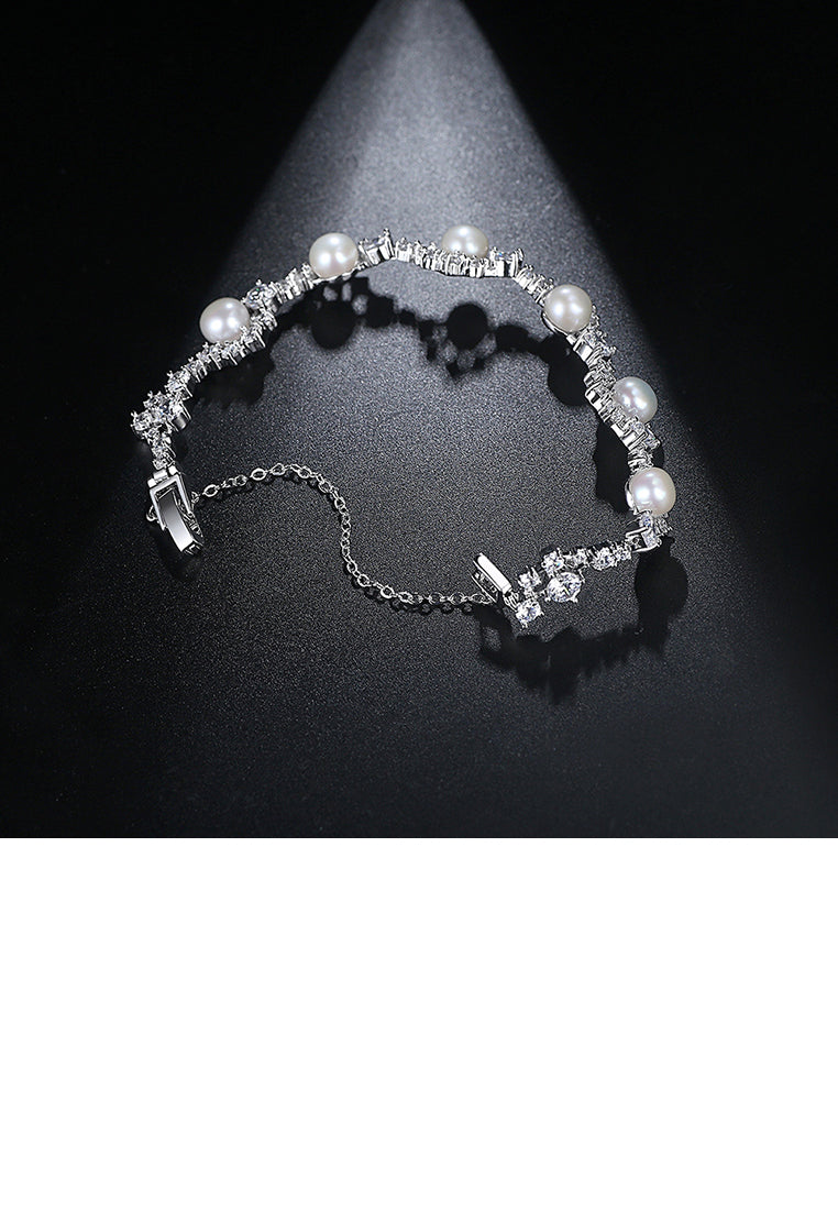 Fashion and Elegant Geometric Imitation Pearl Bracelet with Cubic Zirconia - Luxurious Look