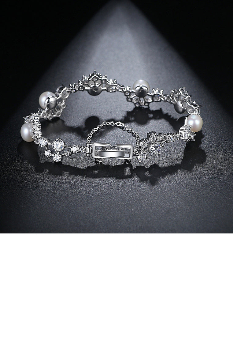 Fashion and Elegant Geometric Imitation Pearl Bracelet with Cubic Zirconia - Luxurious Look