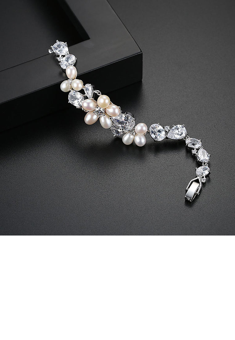 Fashion and Elegant Flower Imitation Pearl Bracelet with Cubic Zirconia - Luxurious Look