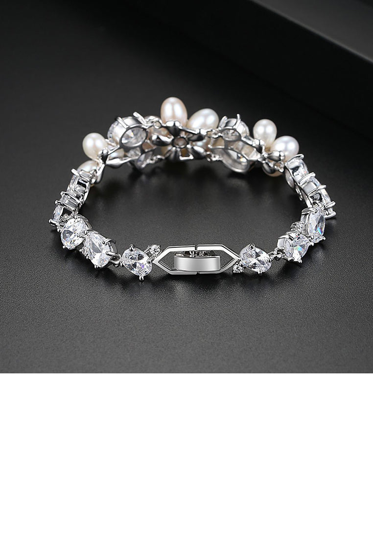 Fashion and Elegant Flower Imitation Pearl Bracelet with Cubic Zirconia - Luxurious Look
