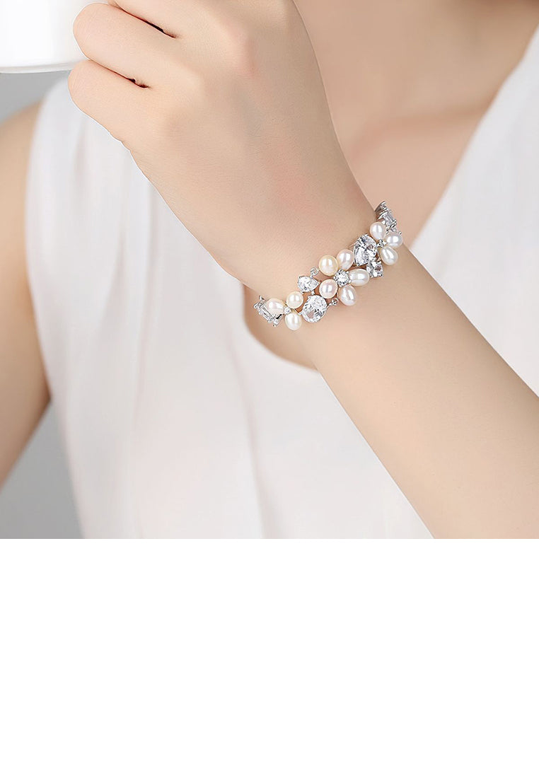 Fashion and Elegant Flower Imitation Pearl Bracelet with Cubic Zirconia - Luxurious Look