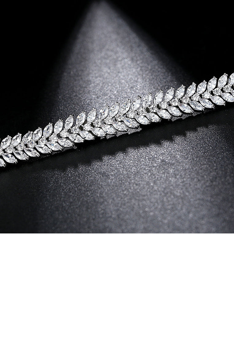 Fashion and Elegant Geometric Leaf Bracelet with Cubic Zirconia 17cm - Luxurious Look