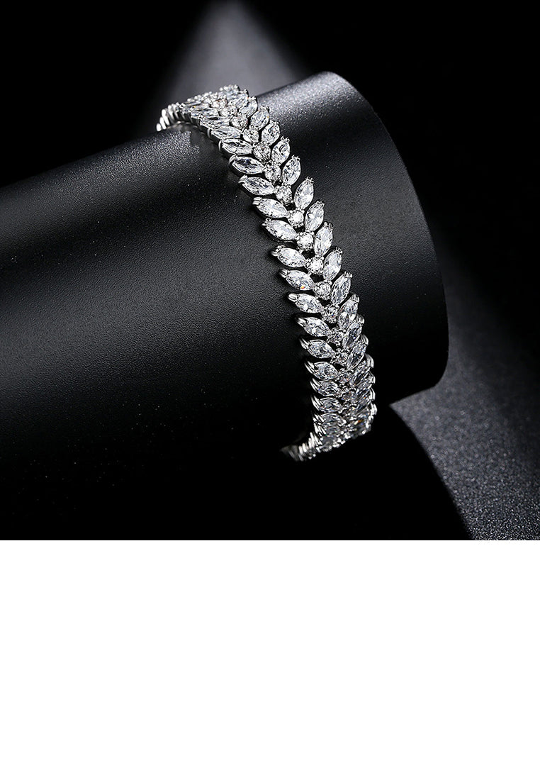 Fashion and Elegant Geometric Leaf Bracelet with Cubic Zirconia 17cm - Luxurious Look