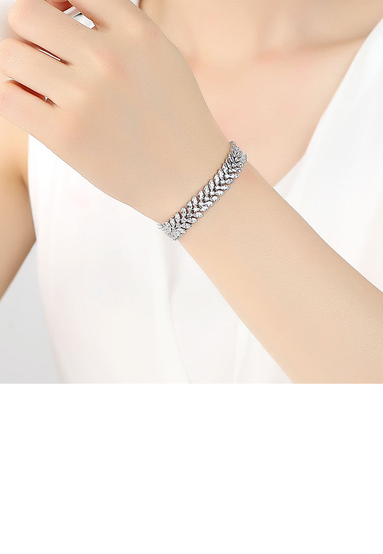 Fashion and Elegant Geometric Leaf Bracelet with Cubic Zirconia 17cm - Luxurious Look