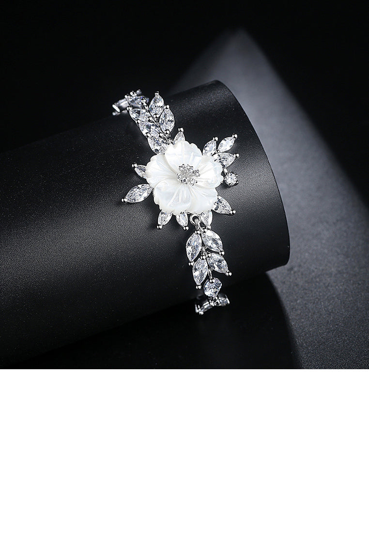 Elegant and Fashion Flower Bracelet with Cubic Zirconia - Luxurious Look