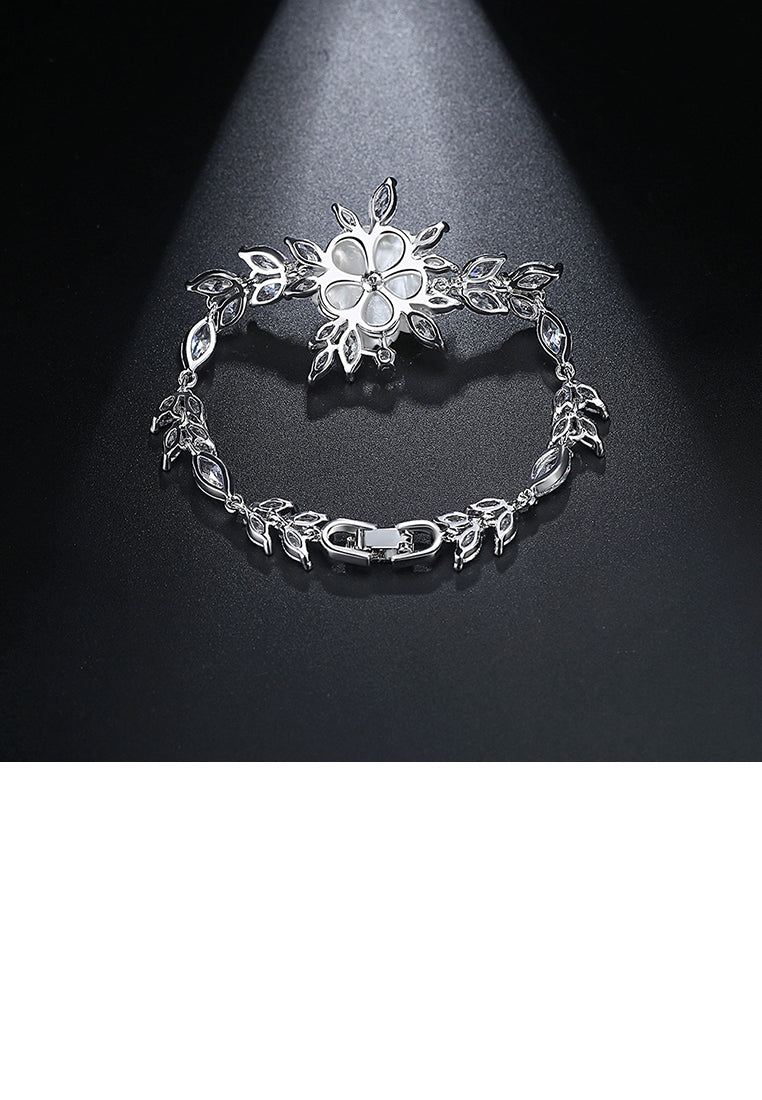 Elegant and Fashion Flower Bracelet with Cubic Zirconia - Luxurious Look