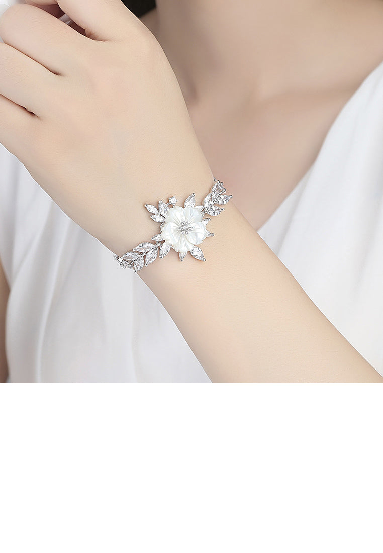 Elegant and Fashion Flower Bracelet with Cubic Zirconia - Luxurious Look