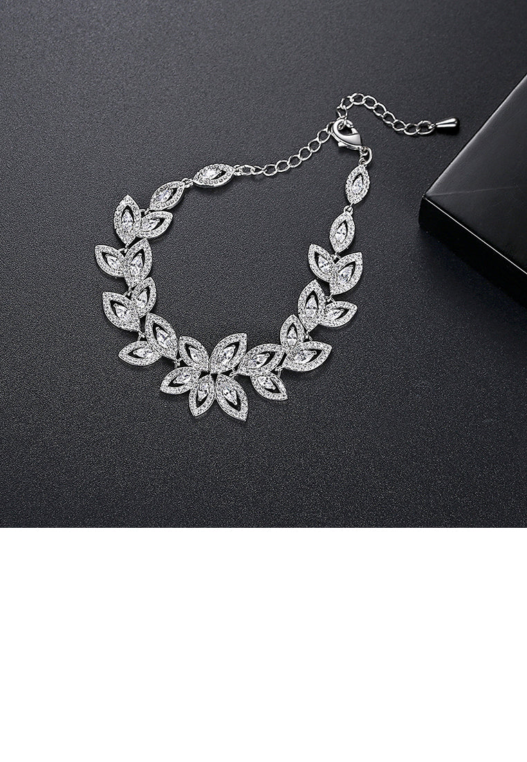Fashion Temperament Leaf Bracelet with Cubic Zirconia - Luxurious Look