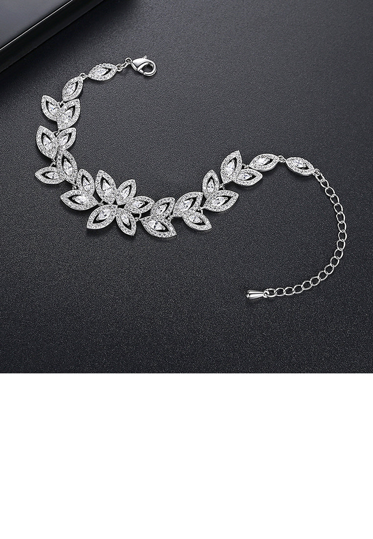 Fashion Temperament Leaf Bracelet with Cubic Zirconia - Luxurious Look