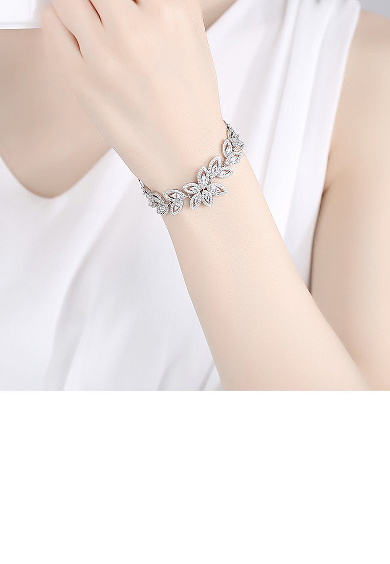 Fashion Temperament Leaf Bracelet with Cubic Zirconia - Luxurious Look