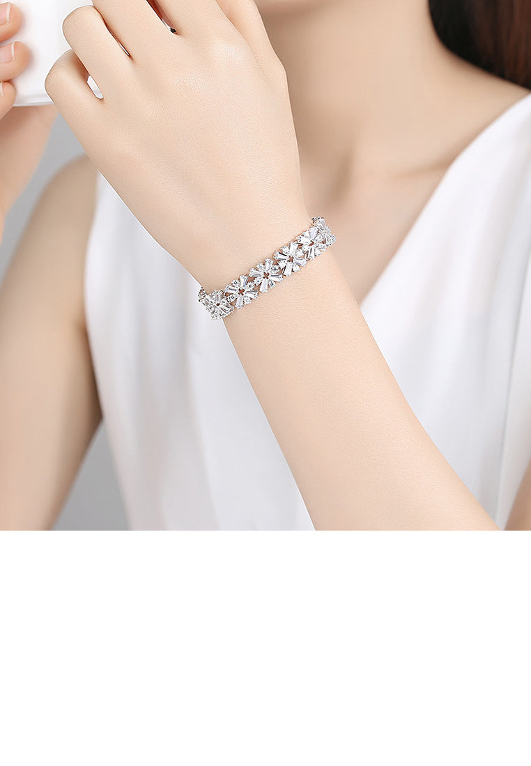 Elegant and Bright Cross Cubic Zirconia Bracelet 19cm - Luxurious Look