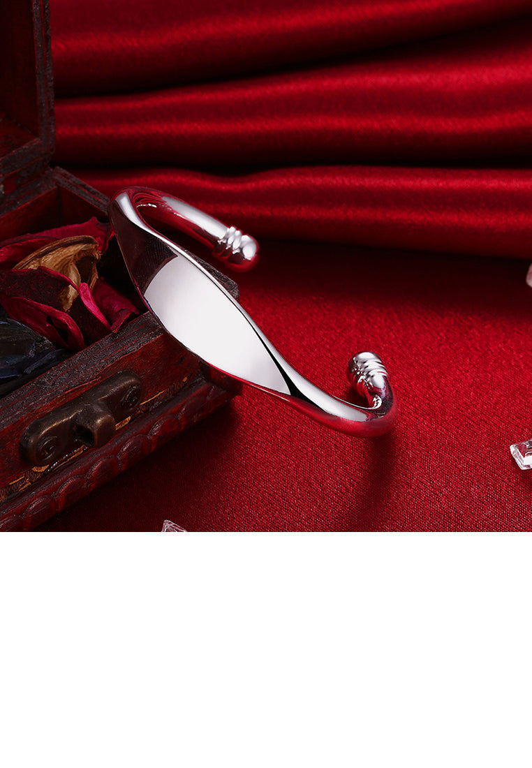 Simple and Fashion Geometric Bangle