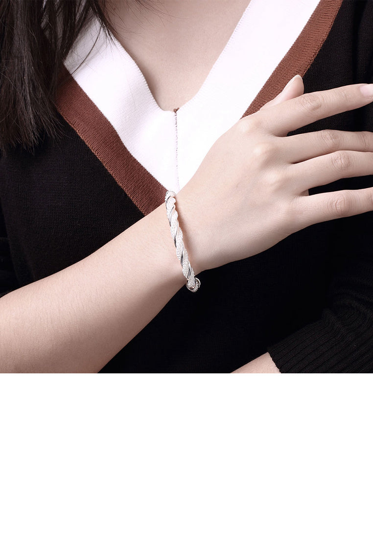 Simple and Fashion Geometric Twisted Rope Bangle