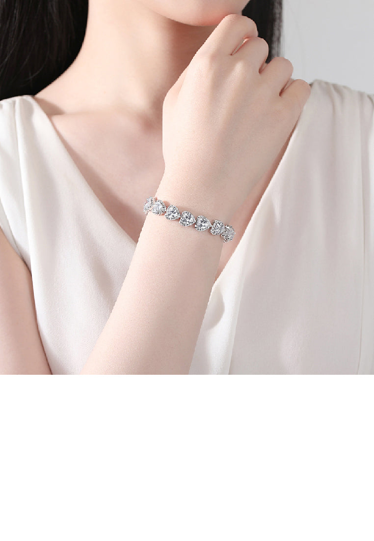 Fashion Simple Heart Bracelet with Cubic Zirconia - Luxurious Look