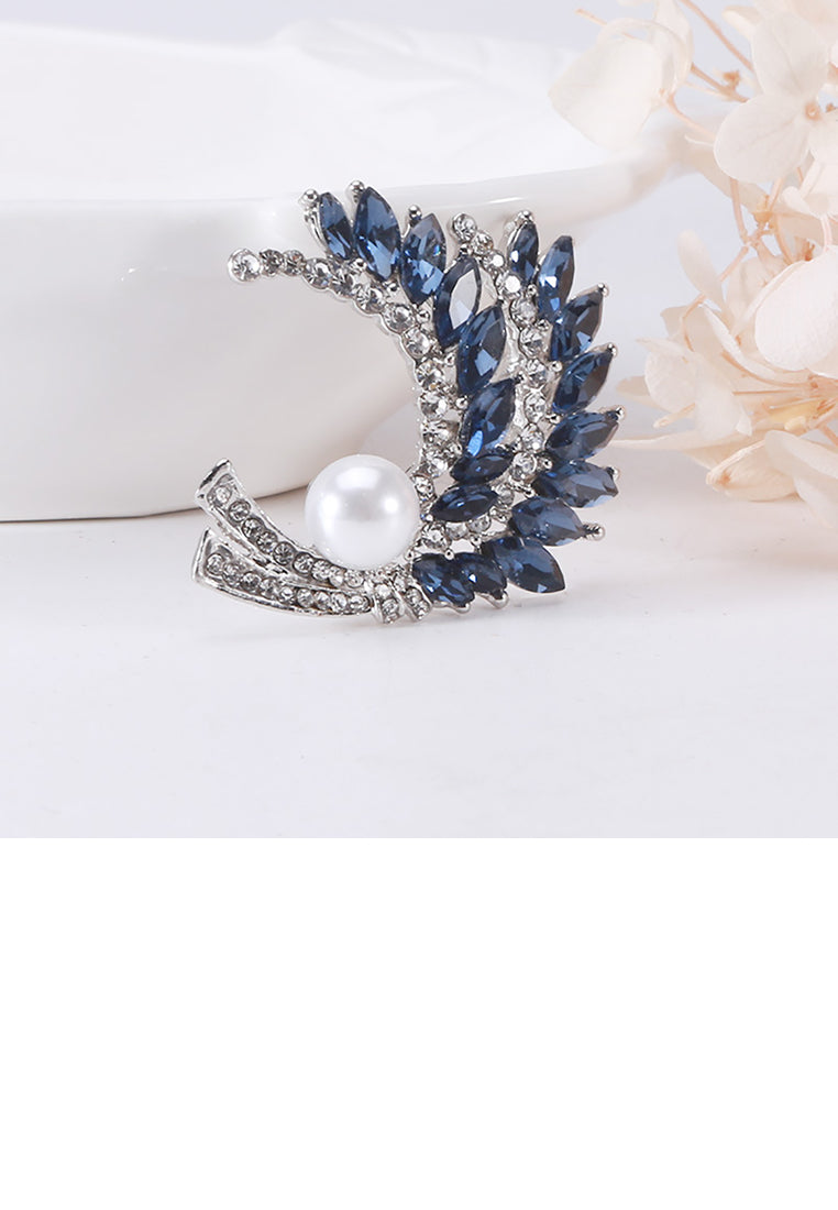Elegant and Bright Wheat Imitation Pearl Brooch with Blue Cubic Zirconia - Luxurious Look
