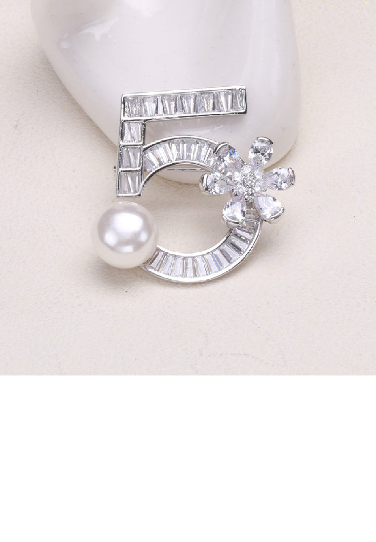 Fashion Creative Number 5 Flower Imitation Pearl Brooch with Cubic Zirconia - Luxurious Look
