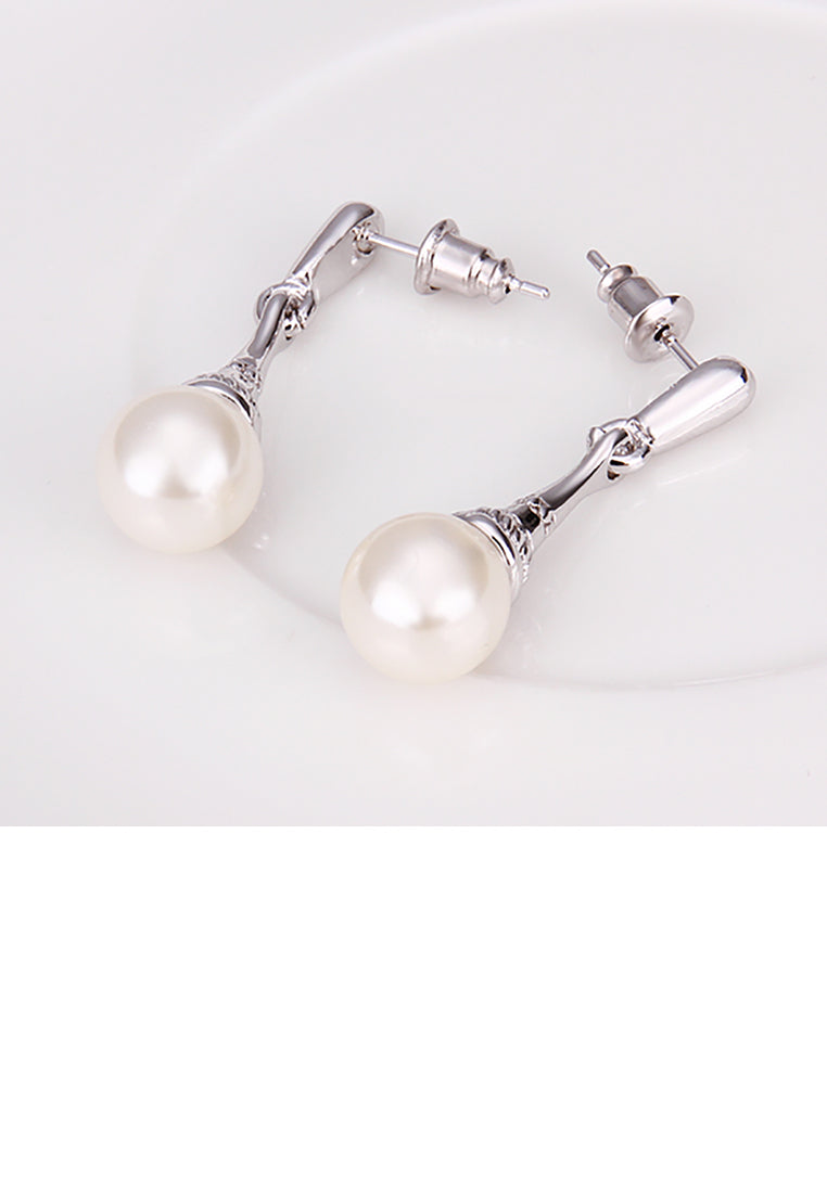 Elegant Pearl Earrings - Luxurious Look