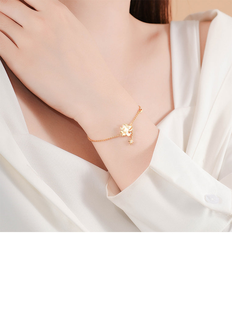 925 Sterling Silver Plated Gold Fashion and Elegant Lotus Imitation Pearl Bracelet with Cubic Zirconia - Luxurious Look