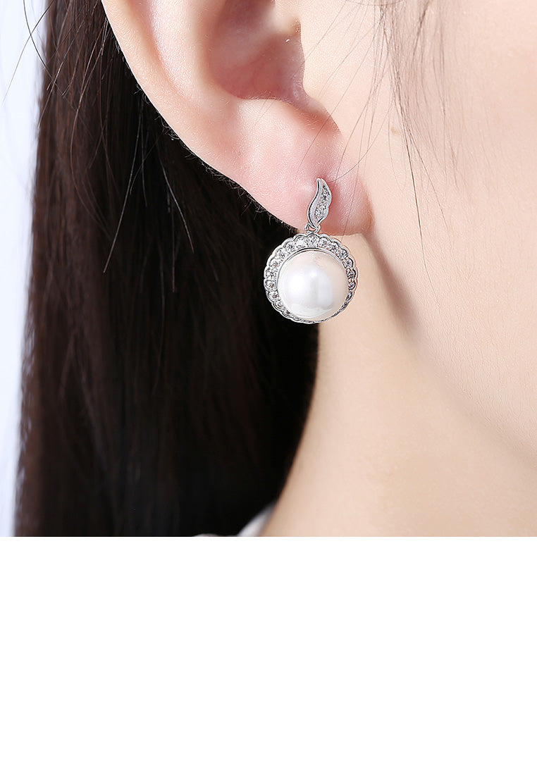Elegant and Fshion Geometric Round Pearl Stud Earrings - Luxurious Look