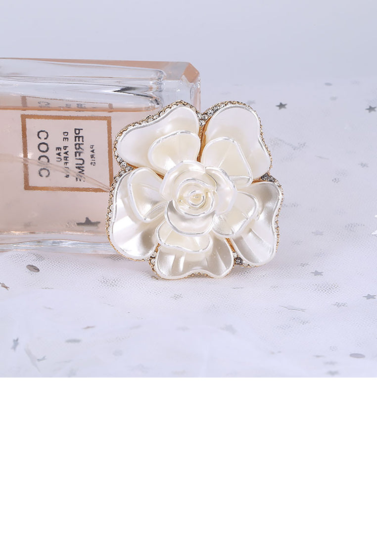 Fashion and Elegant White Flower Brooch with Cubic Zirconia - Luxurious Look