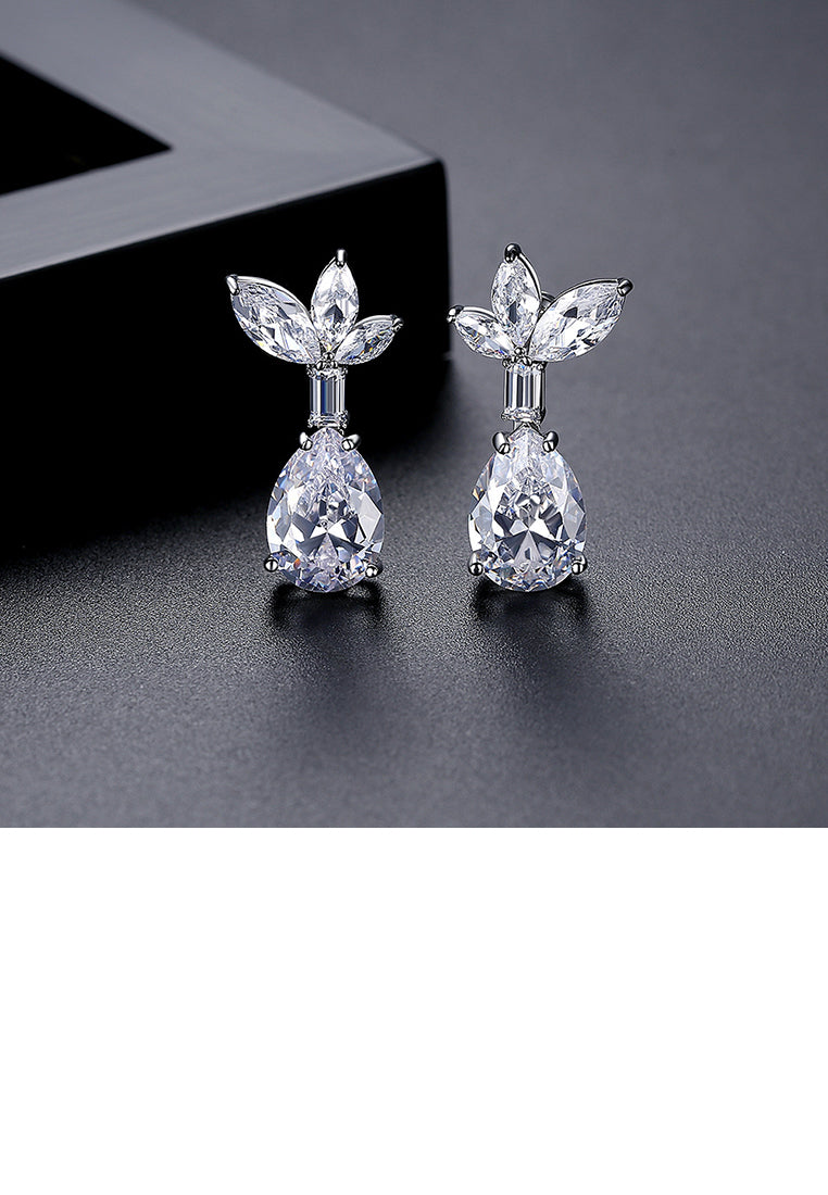 Fashion and Elegant Leaf Water-Drop Shaped Geometric Stud Earrings with Cubic Zirconia - Luxurious Look