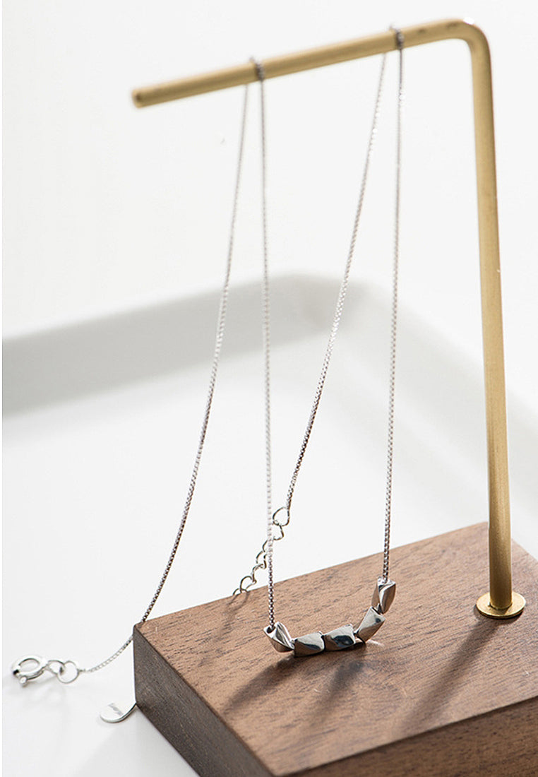 Simple geometric pendant chain