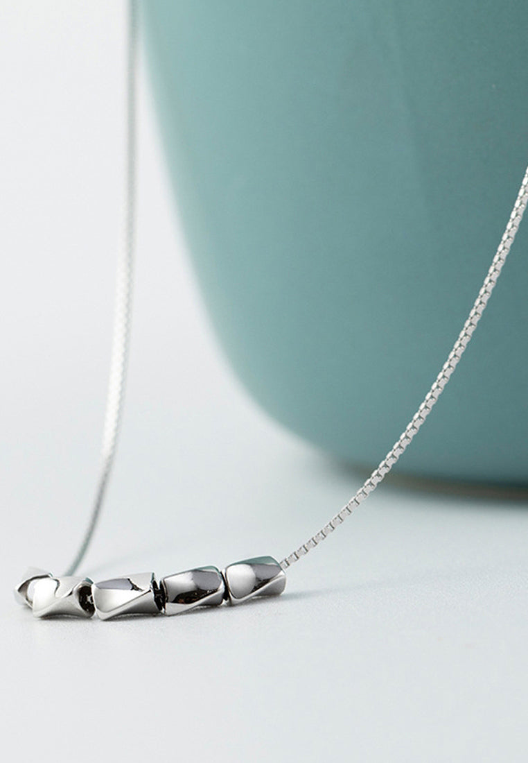 Simple geometric pendant chain