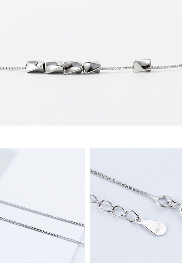 Simple geometric pendant chain