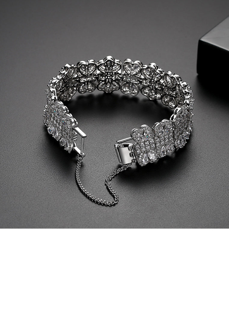 Fashion and Elegant Geometric Pattern Bracelet with Cubic Zirconia 17cm - Luxurious Look